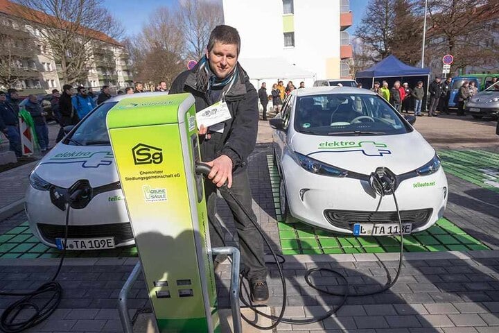 Torsten Bär (40) von der Carsharing-Firma "teilAuto" tankt an den neuen E-Zapfsäulen in der Alfons-Pech-Straße.