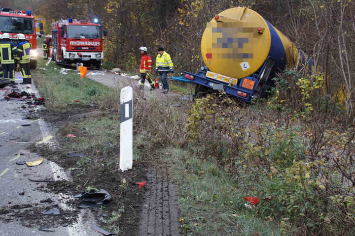 Zur Bergung des Tanklasters werden 34.000 Liter Kraftstoff in ein neues Fahrzeug gepumpt.