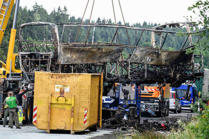 Nach der Spurensicherung vor Ort an der A9 wurde der ausgebrannte Bus von
einem Kran geborgen.