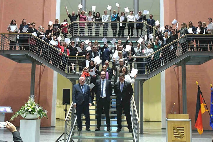 Endlich Beamter: Die ersten Lehrer erhielten im Kultusministerium ihre Urkunden.
