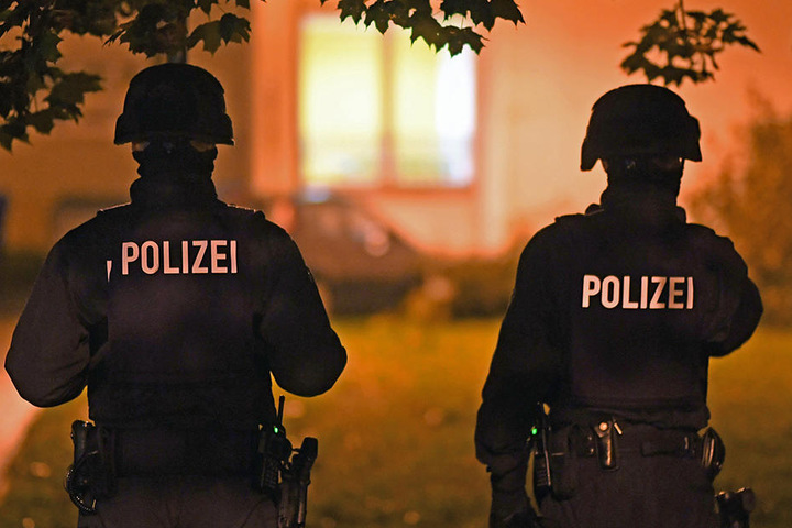 Die Beamten kamen in Schutzanzügen und mit gezogener Pistole. Sie suchten einen Asylbewerber, der abgeschoben werden sollte.