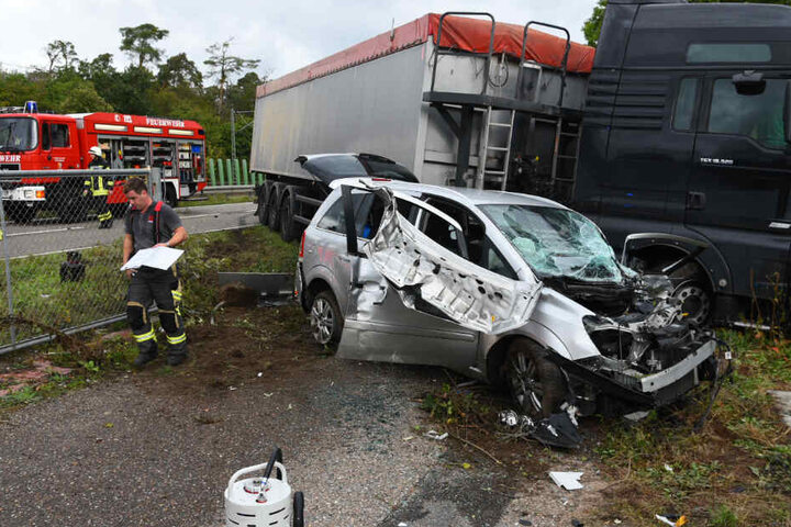 Nach Kollision mit dem Lastwagen: Das Auto ist völlig zerstört.