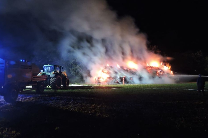 Furchteinflössende Größenordnung: Rechts der Feuerwehrmann, in der Mitte der Brand.