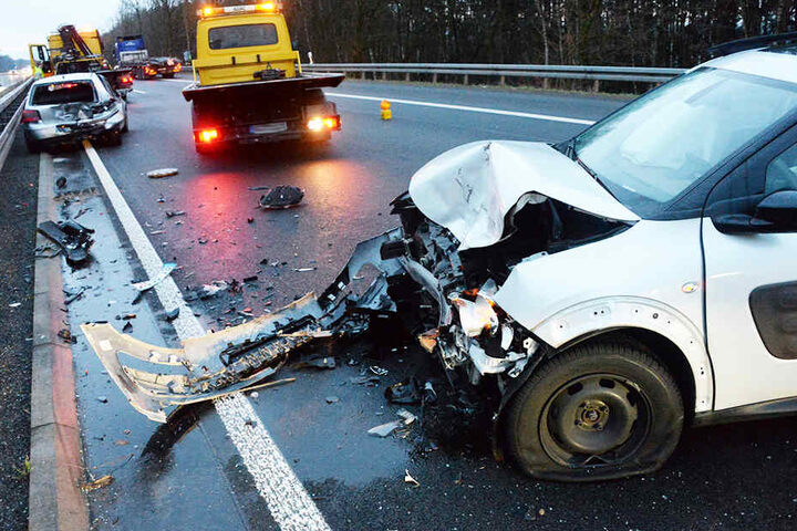 Die Wagen waren nach dem Crash nur noch Schrott.
