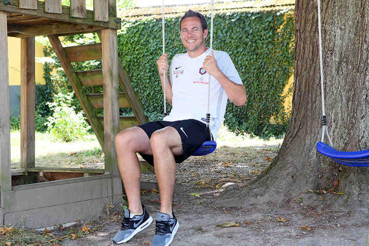 Das Kind im Manne! Co-Trainer Wolfgang Luisser auf der Schaukel.