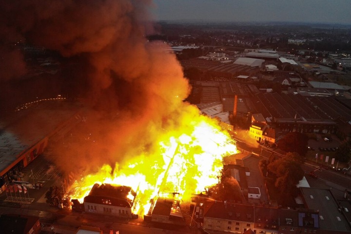 Helle Flammen schlugen am Mittwoch aus einem Gebäudekomplex im Stadtteil Eicken (Luftaufnahme mit Drohne).