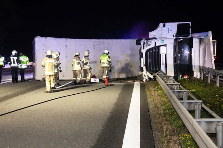 Der Lkw kippte auf die Seite und blockiert die gesamte Fahrbahn Richtung Dresden.