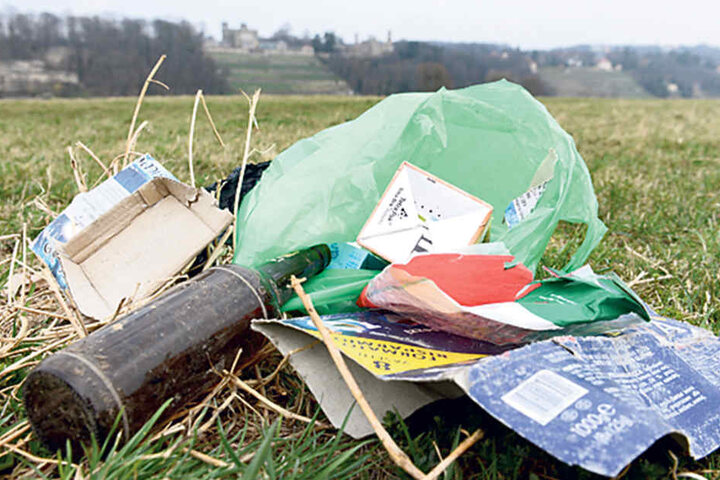 Zugemüllt: Der Dreck auf den Elbwiesen bleibt wohl noch bis zum
traditionellen Subotnik liegen.