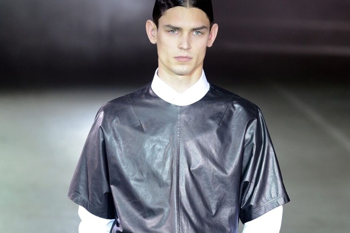 Ein Model zeigt die Mode des Labels Qasimi Homme auf der Pariser Fashion Week 2013.