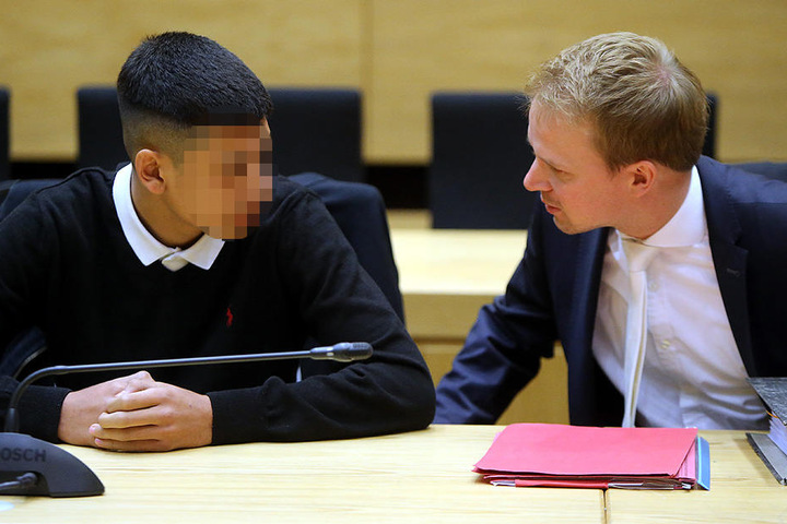 Hier berät Verteidiger Tobias Diedrich (re.) den 15-jährigen Angeklagten (li.).