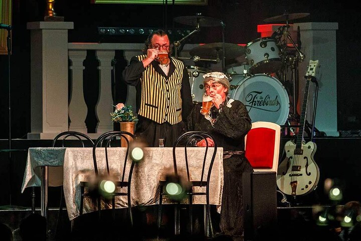 Kai Neumayer als Kümmerling (li) und Joachim Lippmann als Schlicht spielen Dinner For One.
