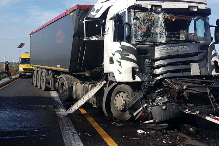Das Fahrerhaus des Scania wurde völlig zertrümmert. Der Fahrer blieb glücklicherweise unverletzt.