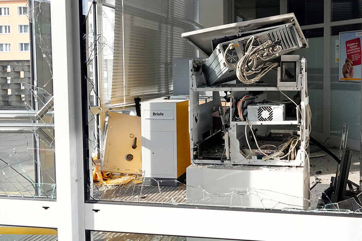 Der Automat wurde durch die Explosion komplett zerstört.