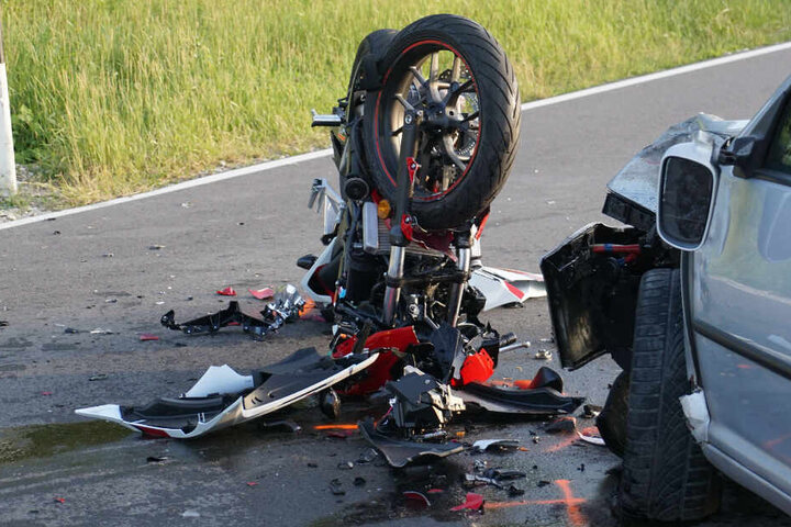 Das Motorrad wurde bei dem Crash völlig zerstört.