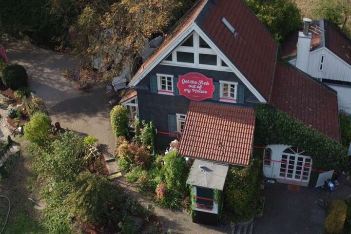 Und so sieht das GTFOOMH-Haus von außen aus. Ganz niedlich, müssten dort nicht 100 Personen miteinander leben.