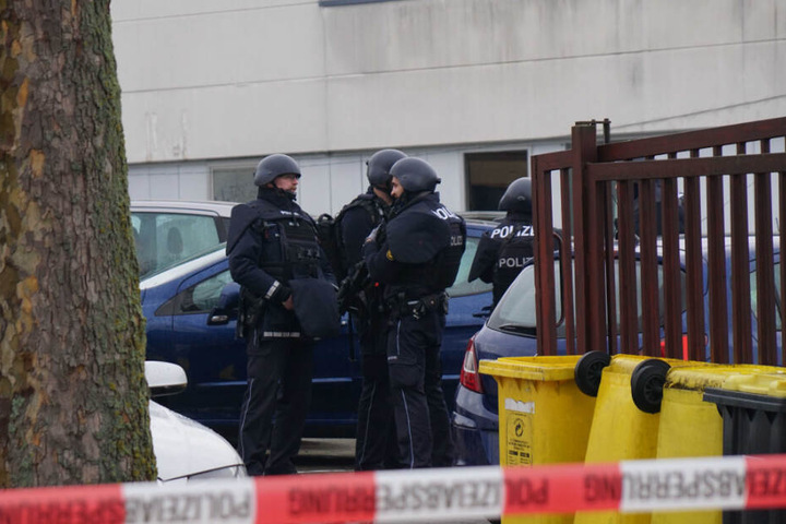 Am Tatort: Polizisten stehen hinter Absperrband in Waiblingen.