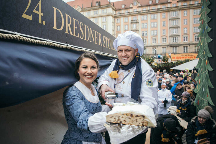 Zusammen mit dem diesjährigen Stollenmädchen werden Bäcker auch dieses Jahr wieder den Riesenstollen anschneiden.