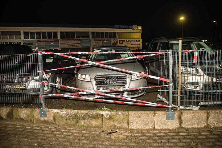 Er kam von der Straße ab und krachte in den Zaun.