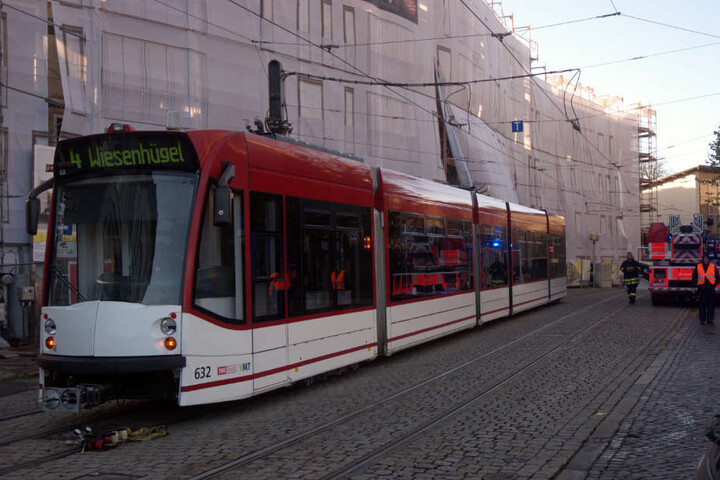 Die defekte Bahn musste abgeschleppt werden.