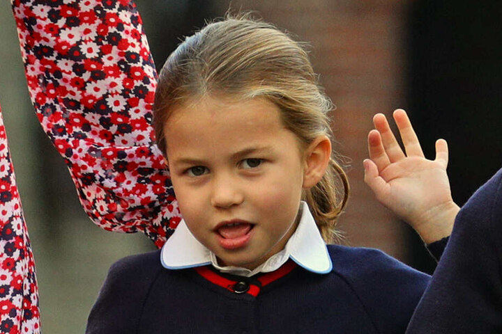 Prinzessin Charlotte winkt an ihrem ersten Schultag an der Schule "Thomas's Battersea".