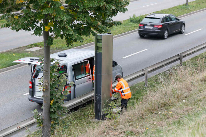 Auf dem Südring wurden beide Geschwindigkeits-Blitzer zwischen Bernsdorfer und Zschopauer Straße mit grüner Farbe besprüht.