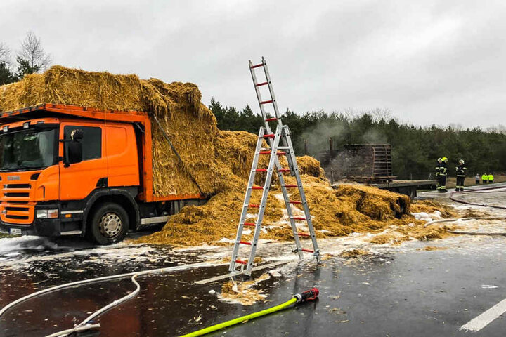 Ein Stroh-Laster hatte mitten auf der Autobahn Feuer gefangen.