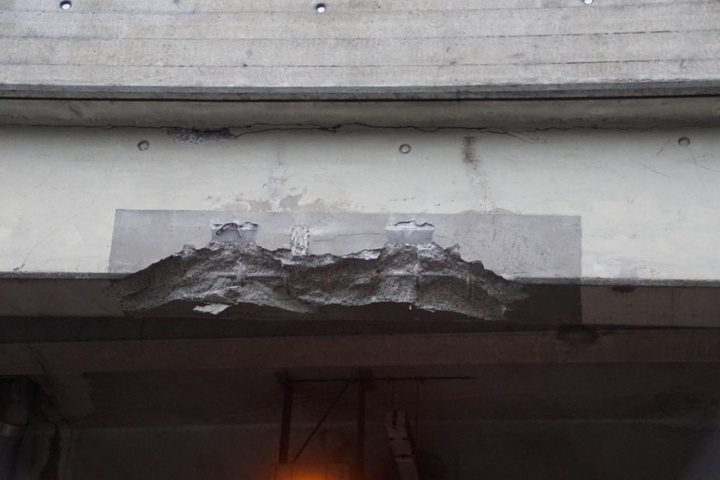 Krawumm: Hier knallte der Gabelstapler gegen den Tunnel.