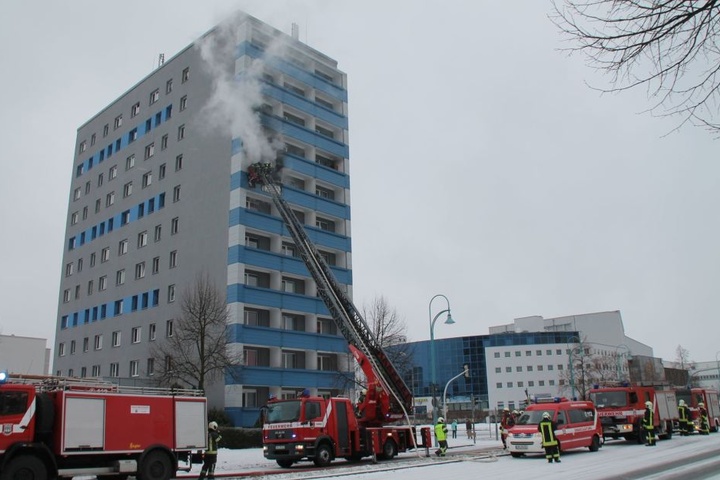 Rund 50 Einsatzkräfte löschten die Flammen durch einen Innenangriff und über die Drehleiter.