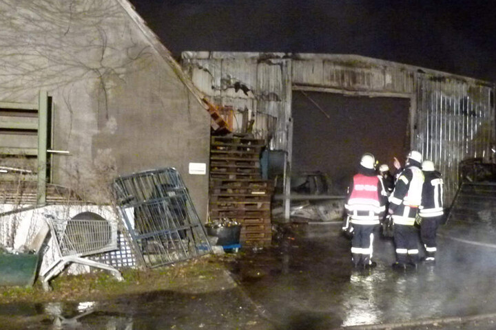 Die Produktionshalle stürzte zum Teil ein.