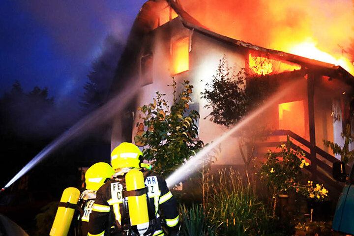 Die herbeigerufenen Feuerwehrmänner löschten den Brand zügig, es wurde niemand verletzt.