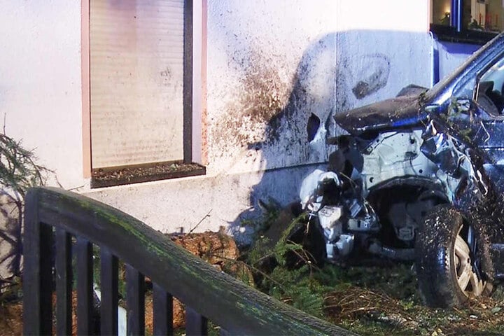 Am Auto entstand Totalschaden. Das Haus wurde nicht erheblich beschädigt.