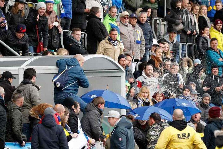 Jena-Fans stürmen nach Spielende den Innenraum.
