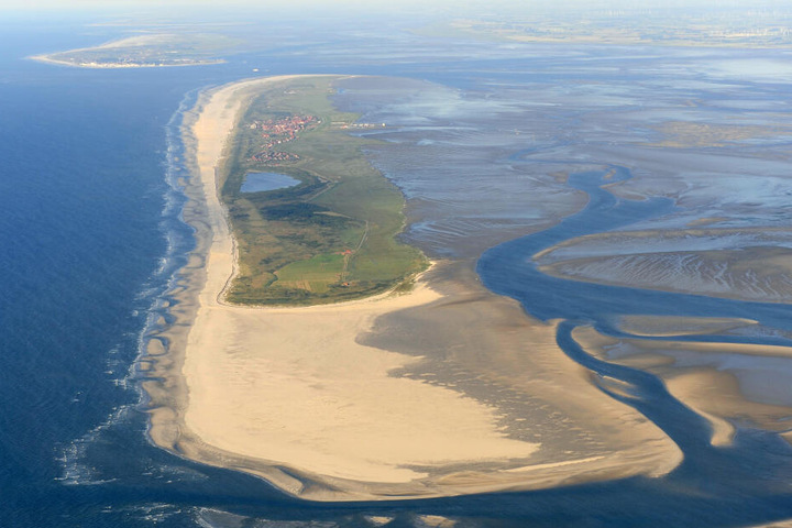 Die Luftaufnahme zeigt die ostfriesische Insel Juist im Nationalpark Niedersächsisches Wattenmeer.