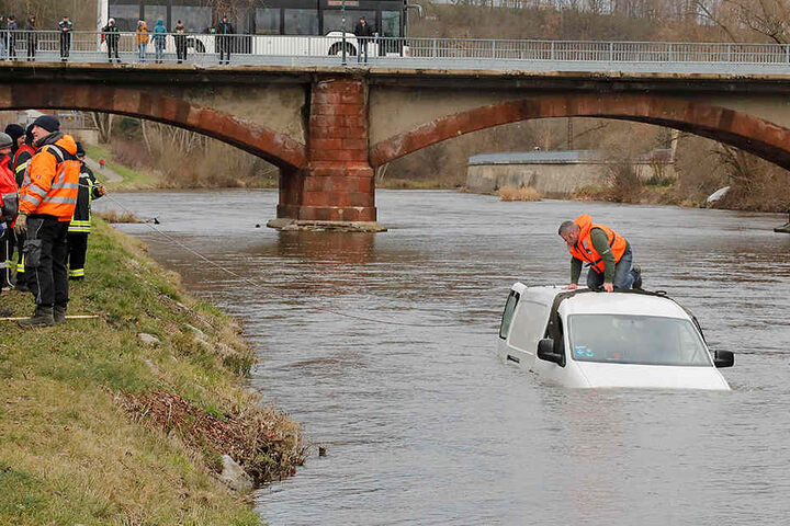 Der Caddy versank etwa bis zur Hälfte im Fluss.