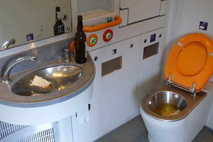 Eine von HFC-Fans verwüstete Zug-Toilette.