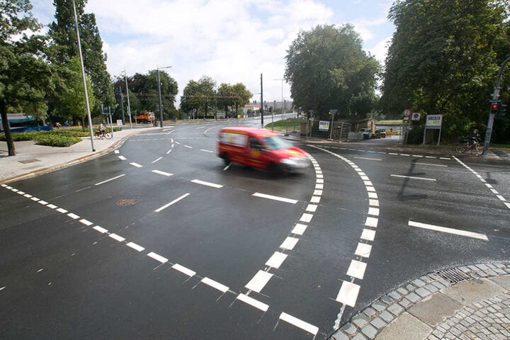 Mit „Hui“ von der Brücke auf die Wigardstraße. Die Abbiegespur zieht nun deutlich schärfer nach links, als vor der Sanierung. (Blick aus der Glacisstraße).