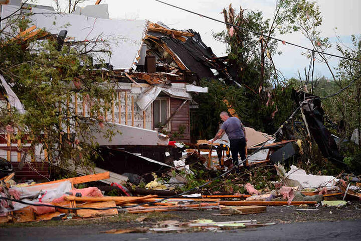 Der Tornado beschädigte Autos und Häuser in einer Gemeinde westlich von Ottawa.