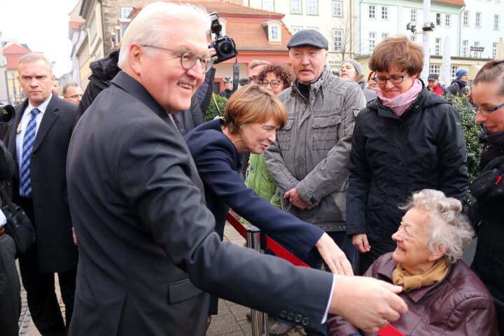 Vor der Staatskanzlei war Händeschütteln angesagt.