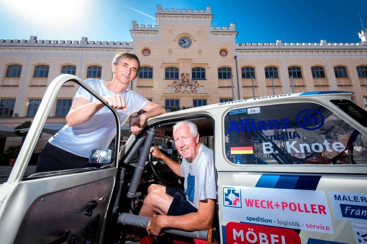 Powerpappe: Johannes Schmutzler (56, l.) und Bernd Knöte (70) vom "Motorsportclub Zwickau" werden mit einem Ralleytrabi auf dem Automobiltag dabei sein.