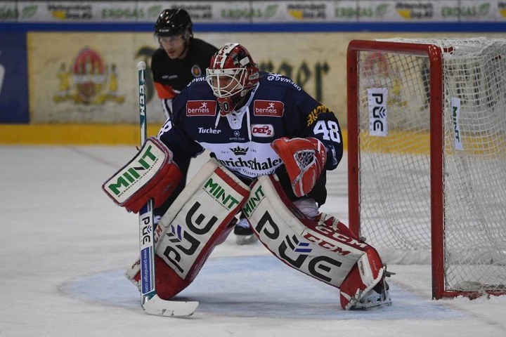 Der neue Eislöwen-Goalie Rene Swette feierte
seinen Einstand mit einem Heimsieg.