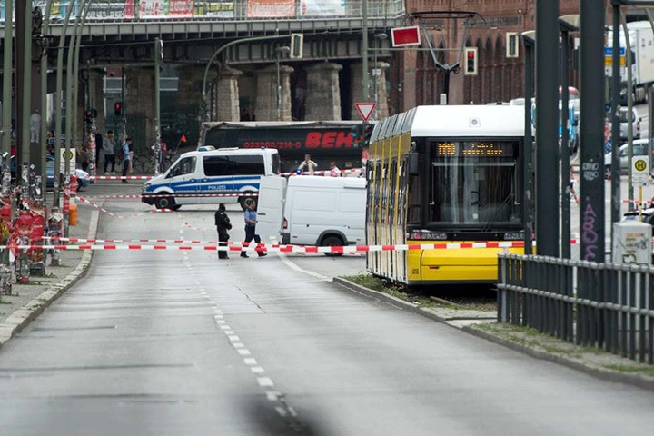 Die Polizei ist vor Ort und untersucht die verdächtigen Kisten.