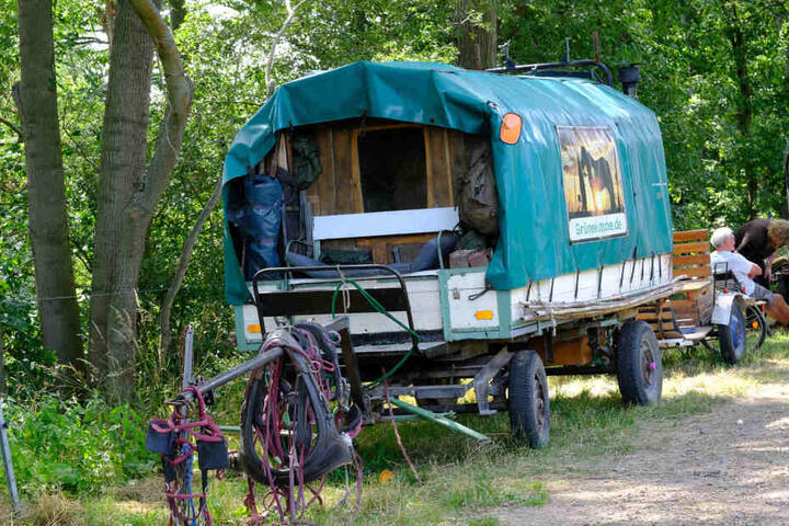 Letzte Ausfahrt Sachsen: Zuletzt parkten die Familienkutschen auf einer Wiese beim Fachwerkhof Klosterbuch.
