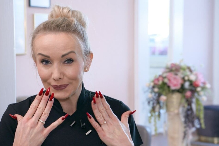 Peggy (38) empfängt die Mitstreiter in ihrem Nagelstudio "Glamour Pur" in Taucha.