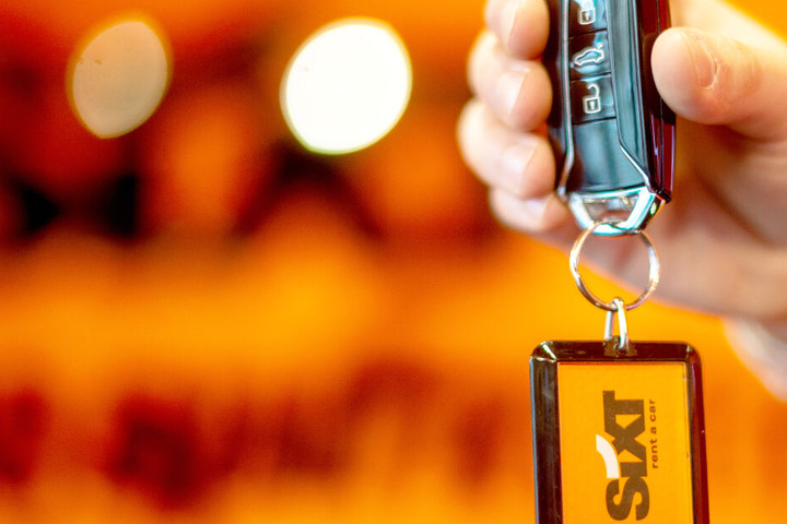 Die Autovermietung Sixt hat juristischen Ärger mit dem Werbespruch "Ab ins Gelände". (Symbolbild)