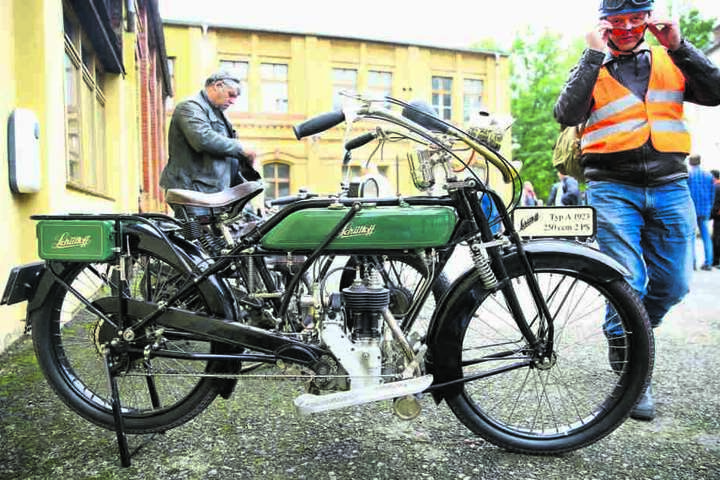 Gerold Trautner (62, r.) ist stolz auf sein Modell A mit 2 PS.