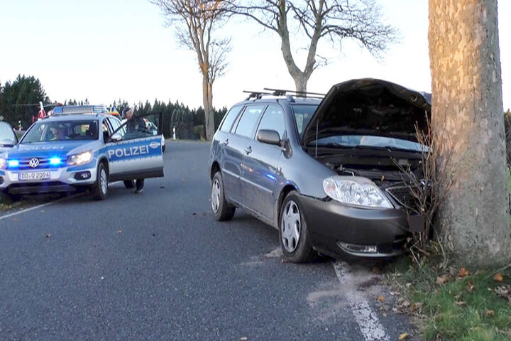 Der Toyota knallte gegen einen Baum.