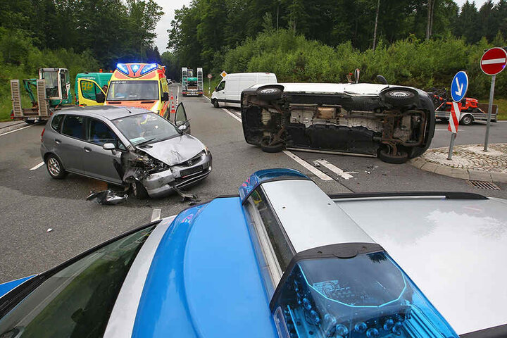 Der VW-Transporter kippte auf die Seite.