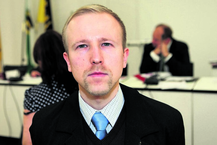 AfD-Chef Gordon Engler (33) will die Parkplätze an der Loschwitzer Brücke erhalten.