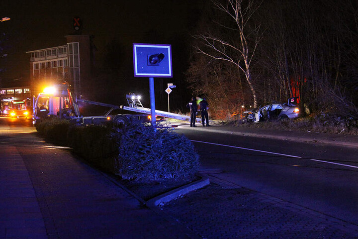 Der Coupe kam in einer Linkskurve von der Straße ab.