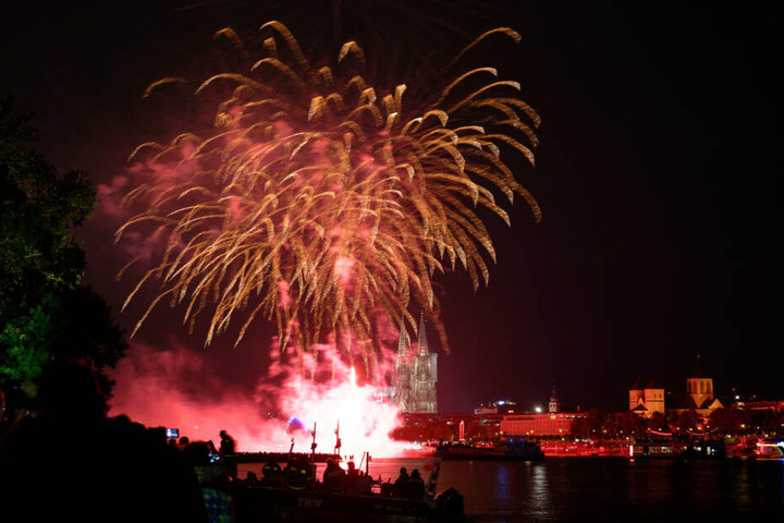 Kölner Lichter über dem Rhein.